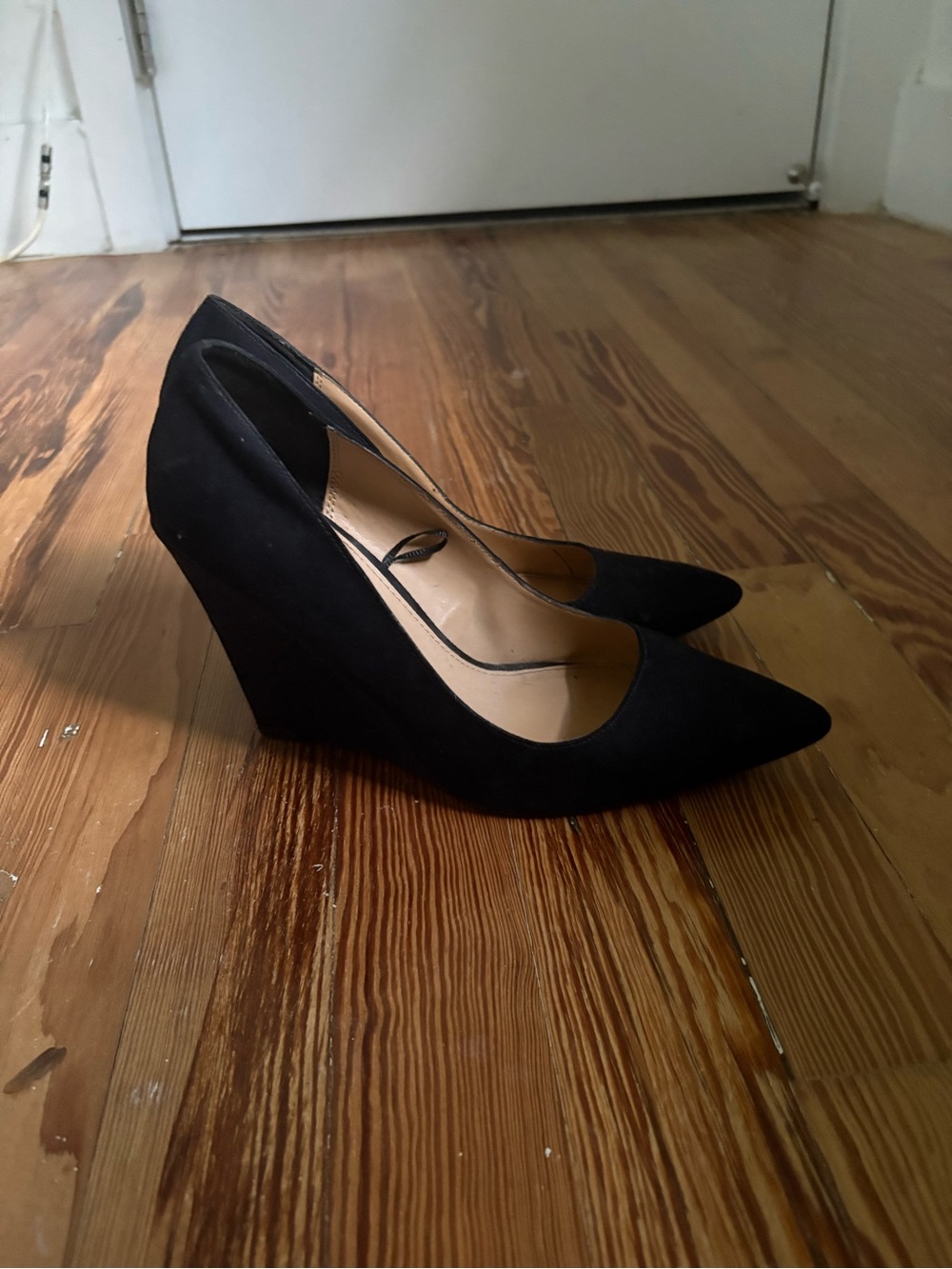 Express Black Pointed-Toe Women’s Pumps - Picture 2 of 4